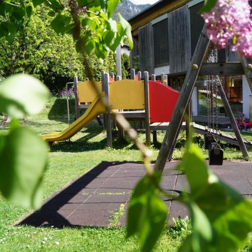 Schaukel und Klettergerüst